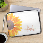 Monogram Naam Floral Laptop Sleeve<br><div class="desc">Dit Sleeve bovenaan van de florale lap is versierd met een gele waterverf zonnebloem. Pas het aan met jouw naam en initiaal. Omdat we ons eigen kunstwerk creëer,  zal je dit exacte afbeelding niet vinden van andere ontwerpers. Oorspronkelijke Waterverf © Michele Davies.</div>