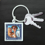 Monogram Naam Foto Trendy Simple Modern Sleutelhanger<br><div class="desc">De Foto van de Naam van het monogram de Eenvoudige Moderne Sleutelhanger van de Rendy van de Moderne Standaard eigenschappen één van uw favoriete foto's met uw gepersonaliseerde naam en monogram in elegant wit manuscript op een blauwe achtergrond. Personaliseer door de tekst in de verstrekte tekstvakjes uit te geven. Perfect...</div>
