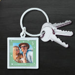 Monogram Naam Foto Trendy Simple Modern Sleutelhanger<br><div class="desc">De Foto van de Naam van het monogram de Eenvoudige Moderne Sleutelhanger van de Rendy van de Moderne Standaard kenmerkt één van uw favoriete foto's met uw gepersonaliseerde naam en monogram in elegant wit manuscript op een groene achtergrond. Personaliseer door de tekst in de verstrekte tekstvakjes uit te geven. Perfect...</div>