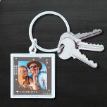 Monogram Naam Foto Trendy Simple Modern Sleutelhanger<br><div class="desc">Monogram de NaamFoto Trendy Eenvoudige Moderne Sleutelhanger kenmerkt één van uw favoriete foto's met uw gepersonaliseerde naam en monogram in elegant wit manuscript op een bruine achtergrond. Personaliseer door de tekst in de verstrekte tekstvakjes uit te geven. Perfect voor verjaardag, Kerstmis, Moederdag, Vaderdag, zuster, neefjes, beste vrienden en nog veel...</div>