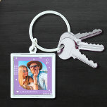 Monogram Naam Foto Trendy Simple Modern Sleutelhanger<br><div class="desc">De Foto van de Naam van het monogram de Eenvoudige Moderne Sleutelhanger van de Rendy van de Moderne Standaard kenmerkt één van uw favoriete foto's met uw gepersonaliseerde naam en monogram in elegant wit manuscript op een paarse achtergrond. Personaliseer door de tekst in de verstrekte tekstvakjes uit te geven. Perfect...</div>