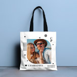 Monogram Naam Foto Trendy Simple Modern Tote Bag<br><div class="desc">Monogram de NaamFoto Trendy Eenvoudige Moderne Canvas tassen kenmerkt één van uw favoriete foto's met uw gepersonaliseerde naam en monogram in elegant zwart manuscript. Personaliseer door de tekst in de verstrekte tekstvakjes uit te geven. Perfect voor verjaardag, Kerstmis, Moederdag, Vaderdag, zuster, neefjes, beste vrienden en nog veel meer. FOTO TIP:...</div>