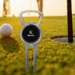 Monogram naam gepersonaliseerd eenvoudig zwart divot tool<br><div class="desc">Moderne mannen monogrammed stijlvolle gouden accessoires met zwart-wit trendy typografie.           Personaliseer het met naam en initiaal letter. Het kan een stijlvol cadeau zijn voor een golfliefhebber - vriend,  man,  vader of oom op een verjaardag,  Kerstmis of een ander jubileum of gelegenheid.</div>