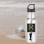 Monogram naam Gold Black Golfer Waterfles<br><div class="desc">Gepersonaliseerd monogram en naam voor golfers. Denk aan een cadeauidee voor vader of opa (man/belangrijk ander). Het zou ook een perfect vakantie- of uittredingscadeau-idee kunnen zijn. Als je hulp nodig hebt bij het ontwerpen of een speciale aanvraag, stuur dan een e-mail naar: charmdesignstudio@rcn.com en we zullen het voor je laten...</div>