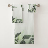 Monogram Naam Greenery Floral Eucalyptus Leaves Bad Handdoek (Insitu)