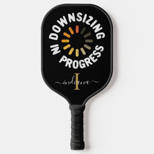 Monogram Naam Initiaal Downsizing in Progress Gag Pickleball Paddle (Voorkant)