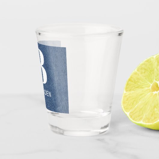 Monogram naam, lichtblauwe denim print 1.5oz shot glas (Rechts)