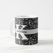 Monogram naam luipaardprint zwart zilver grijs koffiemok (Voorkant links)