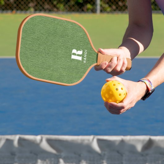 Monogram naam modern olijfgroen denimprint pickleball paddle (Insitu)