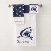 Monogram naam Nautical Shark Navy Blue | wit Bad Handdoek (Insitu)
