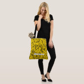 Monogram naam op gele camo | tote bag (Op model)