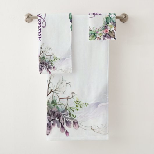 Monogram Naam Paarse Floral Green Foliage Rustige Bad Handdoek (Insitu)