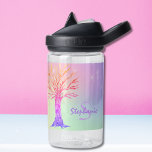 Monogram naam Rainbow Sparkles Girl's Waterfles<br><div class="desc">Deze  girly waterfles is versierd met een boompje en een achtergrond in regenboogkleuren en sprankelende sterren. Gemakkelijk aan te passen met een naam en monogram. Originele Mozaïekboom © Michele Davies.</div>