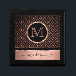 Monogram / Naam - Roos Goud en Zwart Cadeaudoosje<br><div class="desc">Keepsake Gift Box klaar om te personaliseren. ✔ OPMERKING: WIJZIG ALLEEN DE BENODIGDE SJABLOON GEBIEDEN! 😀 Indien nodig, kunt u de tekst verwijderen en beginnen met het opnieuw toevoegen van elke gewenste tekst en lettertype. 📌Als u meer aanpassingen nodig hebt, klikt u op de knop "Klik om verder aan te...</div>