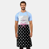 Monogram Naam Roze Zwarte Polka Dots Ribbon Kitche Schort (Gedragen)