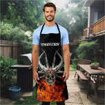 Monogram naam schedel vlammend vuur schort<br><div class="desc">Dit ontwerp kan worden gepersonaliseerd door de aanpassingsoptie te kiezen om tekst toe te voegen of andere veranderingen aan te brengen. Als dit product de optie heeft om het ontwerp naar een ander object over te brengen, moet u het ontwerp zo nodig aanpassen. Neem contact met me op colorflowcreations@gmail.com als...</div>