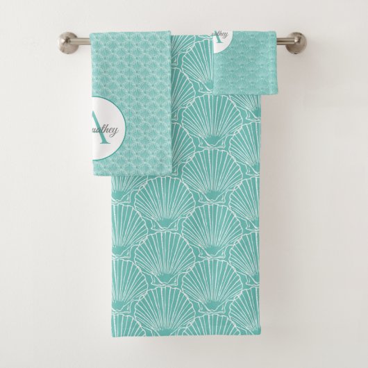Monogram Naam Witte Zee Shell Pattern Beach House Bad Handdoek (Insitu)