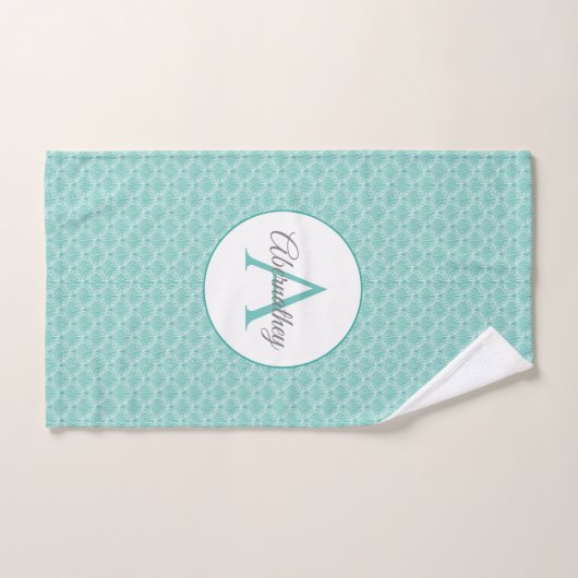Monogram Naam Witte Zee Shell Pattern Beach House Bad Handdoek (Handdoek)