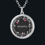 Monogram naam zwart wit roze rood bloemenkrans zilver vergulden ketting<br><div class="desc">Gepersonaliseerd zwart,  wit,  roze rood Ketting met verzilverd papier. Geweldig geschenk voor bruidsmeisjes of voor elke vrouw.</div>