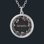 Monogram naam zwart wit roze rood bloemenkrans zilver vergulden ketting<br><div class="desc">Gepersonaliseerd zwart,  wit,  roze rood Ketting met verzilverd papier. Geweldig geschenk voor bruidsmeisjes of voor elke vrouw.</div>