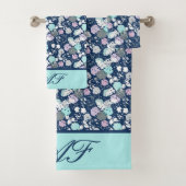 Monogram Navy Blauw Lichtblauw Wit Paars Bloemmoti Bad Handdoek (Insitu)