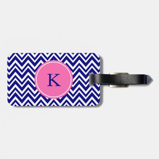 Monogram Navy Blue Chevron Pattern met Hot Pink Bagagelabel (Achterkant horizontaal)
