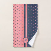 Monogram Navy Blue en Coral Polka Dot Pattern Bad Handdoek (Handdoek)