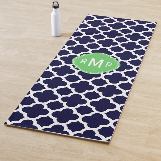 Monogram Navy Blue en White Quatrefoil Pattern Yogamat (In situ)
