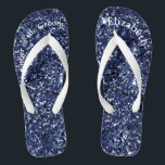 Monogram Navy Blue Glitter Moeder van Bride Groom Teenslippers<br><div class="desc">Een leuk cadeau voor zowel de moeder van de bruid als de bruidegom. Als haar voeten aan het einde van de nacht moe zijn,  wil ze deze! Pas ze aan!</div>