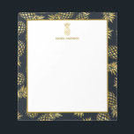 Monogram Navy Blue Gold Pineapple Notitieblok<br><div class="desc">Navy Blue Gold Pineapple Pattern Monogram Notitieblok. Prachtige elegante trendy preppy navy blue en gouden tropische anananassetvormgeving. Pas dit aangepaste ontwerp aan met jouw naam.</div>