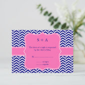 Monogram Navy Blue met warmroze Chevron RSVP Kaartje (Staand voorkant)