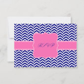 Monogram Navy Blue met warmroze Chevron RSVP Kaartje (Achterkant)