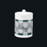 Monogram Navy Blue Mint Green Polka Dot Pattern Theepot<br><div class="desc">Monogram Navy Blue Mint Green Chic Polka Dot Pattern. Trendy, leuk, schattig, korrelig, stijlvol, modern, jaloers blauw en groen pooienschouderblad met muntgroene poka-stippen tegen een jaloeblauwe achtergrond. Het ontwerp omvat een transparante witte schuine streep die met uw monogram of naam kan worden aangepast. Pas het verder aan door foto's en/of...</div>