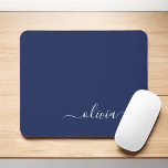 Monogram Navy Blue White Girly Naam modern Muismat<br><div class="desc">Witte en marineblauwmonogram Voeg je eigen naam Mousepad (Muismat) toe. Dit maakt de perfecte liefhebbende 16 verjaardag,  bruiloft,  vrijgezellenfeest,  verjaardagsdag,  baby shower of vrijgezellenfeest voor iemand die van luxe glam en stijl houdt.</div>