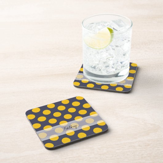 Monogram Navy Blue Yellow Chic Polka Dot Pattern Bier Onderzetter (Rechterzijde)