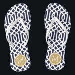 Monogram Navy en Gold Trellis Teenslippers<br><div class="desc">Aangepast afgedrukte flip flop sandalen met een stijlvol,  modern patroon en uw aangepaste monogram of andere tekst in een cirkelvormig lijst. Klik aanpassen het om tekstdoopvonten en kleuren te veranderen of uw eigen afbeeldingen toe te voegen om unieke één van een soortontwerp te creëer!</div>