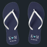 Monogram Navy en Turquoise Modern Wedding Teenslippers<br><div class="desc">Aangepast gedrukte flip flop sandalen gepersonaliseerd met een schattig hart en je monogram initialen en trouwdatum. Klik aanpassen het om tekstdoopvonten en kleuren te veranderen of uw eigen afbeeldingen toe te voegen om unieke één van een soortontwerp te creëer!</div>