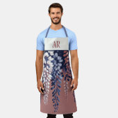 Monogram Navy Roos Wisteria Elegantie Schort (Gedragen)