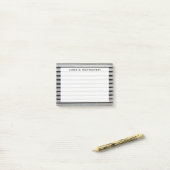 Monogram nepmetaal en zwarte strepen post-it® notes (Op bureau)