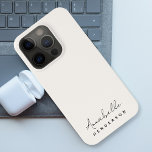 Monogram Neutraal | Modern minimalistisch stijlvol iPhone 15 Pro Case<br><div class="desc">Een eenvoudig stijlvol aangepast monogram met een moderne,  minimalistische handgeschreven scripttypografie in combinatie met een bloktypografie in zwart op een natuurlijke ivoorcrèmeachtergrond. De monogram naam kan gemakkelijk worden gepersonaliseerd om een ontwerp zo uniek te maken zoals u bent! Het perfecte persoonlijke cadeau of accessoire voor elke gelegenheid!</div>