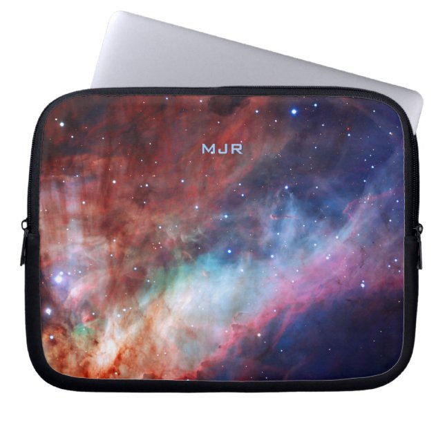 Monogram Omega Nebula - Ons Geweldige universum Laptop Sleeve (Voorkant)