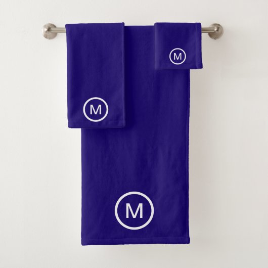 Monogram op blauwe badhanddoekenset bad handdoek (Insitu)