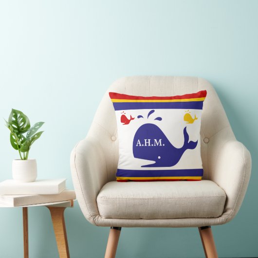 MONOGRAM op blauwe, gele en rode walvissen op witt Kussen (Stoel)