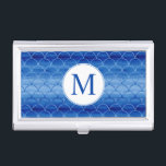 Monogram op Blue Waterverf Scale Pattern Visitekaarthouder<br><div class="desc">Voeg uw monogram initiaal toe over een stijlvol geometrisch patroon van in elkaar grijpende schalen die variëren van donkerblauw tot lichtblauw en terug. De Pruisische blauw waterverf verfstreken binnen de ventilator vormen show variaties in de kleur. Om het schilderij Pruisisch Blauw Waterverf Schaalpatroon gereproduceerd op andere items te zien, klikt...</div>