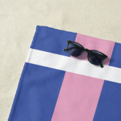 Monogram op de kajaanstrepen blauw, roze en geel, strandlaken (In situ)