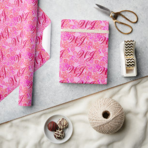 Monogram op de Pastel Pink Floral Achtergrond Cadeaupapier