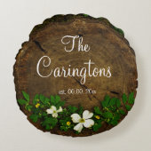 Monogram op Dogwood-bloemen op houtcirkel Rond Kussen (Voorkant)