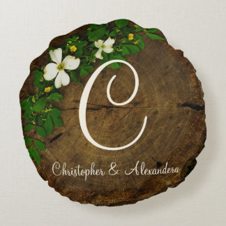 Monogram op Dogwood-bloemen op houtcirkel Rond Kussen