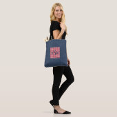 Monogram op donkere denimprint schouder tote bag (Op model)