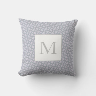 Monogram op een geometrische patroonroze en grijs kussen